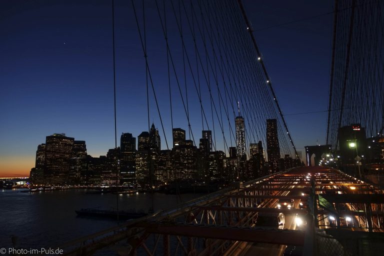 Skyline von Manhattan bei Nacht, fotografiert von der Brooklyn Bridge