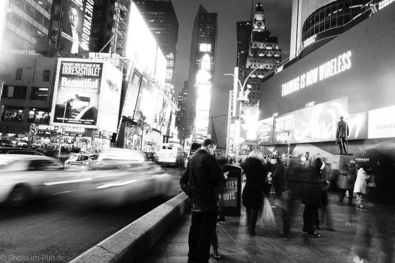 Schwarz-Weiß-Straßenszene am Times Square in New York