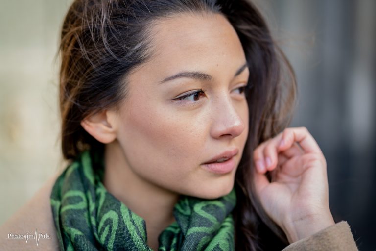 Portrait einer jungen Frau mit dunklen Haaren und grünem Schal