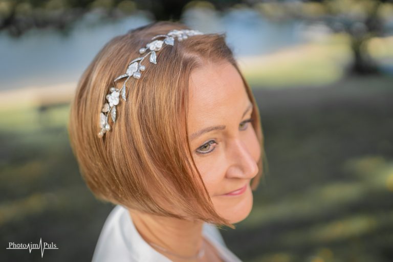 Charlotte mit Haarband im Profil