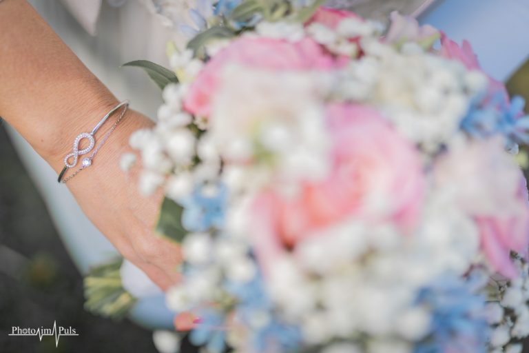 Brautstrauß mit Rosen und Armband in Nahaufnahme