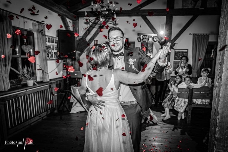 Schwarzweiß mit roten Herzen: Hochzeitstanz im Herzchenregen