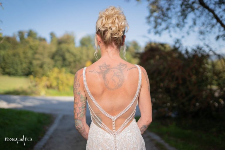 Jasmins Spitzenkleid mit tiefem Rückenausschnitt und Tattoo