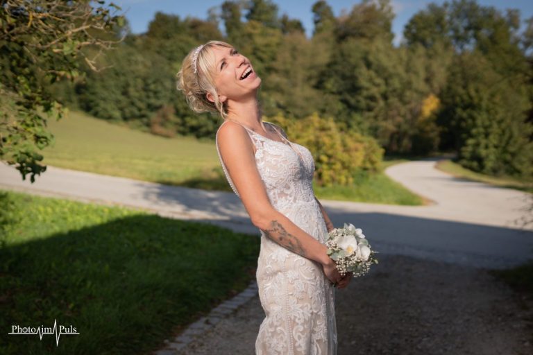 Jasmin lacht herzlich mit Blick in den Himmel