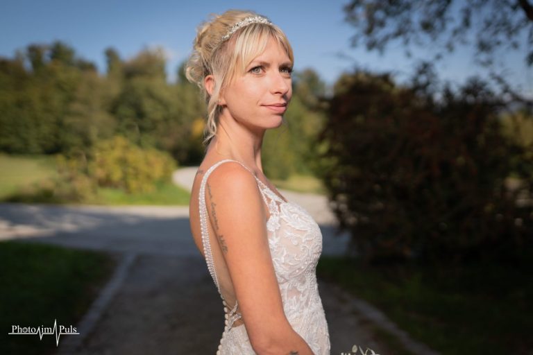 Portrait von Jasmin mit Haarreif im Abendlicht