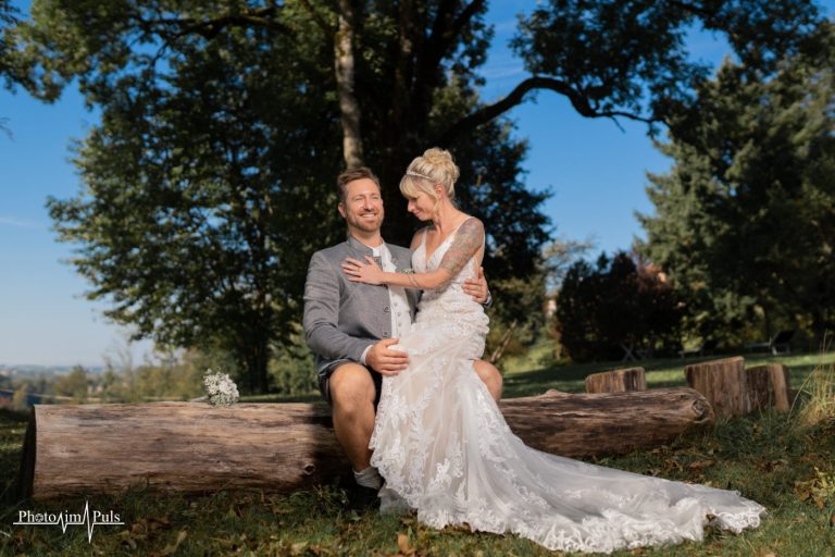 Johannes lacht, Jasmin legt die Hand auf seine Brust