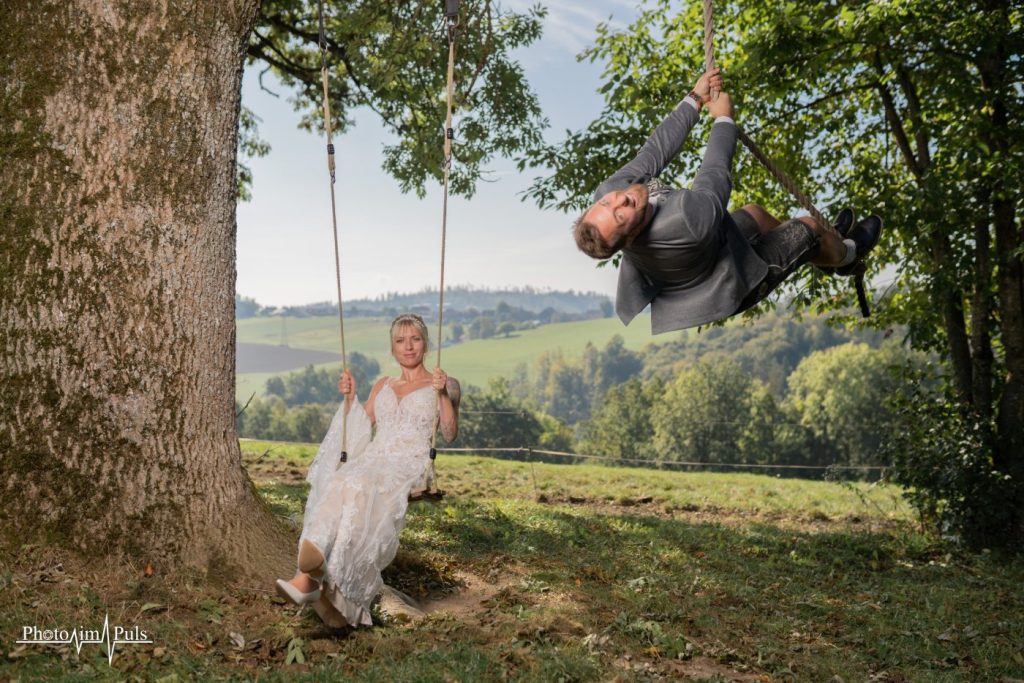 Jasmin auf der Schaukel, Johannes hängt kopfüber am Seil in Hauzenberg