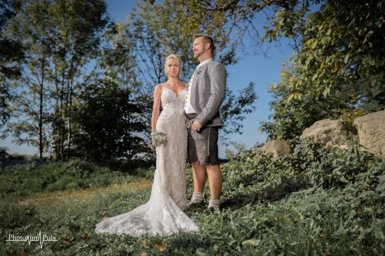 Jasmin und Johannes Arm in Arm im Grünen