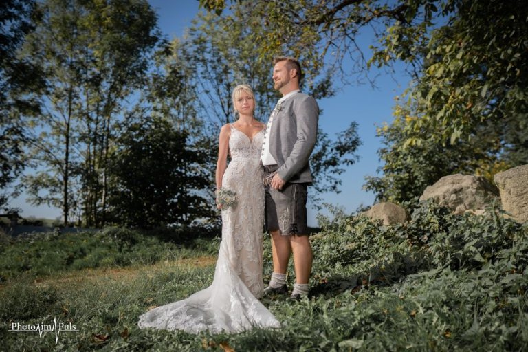 Jasmin und Johannes schauen sich lächelnd an