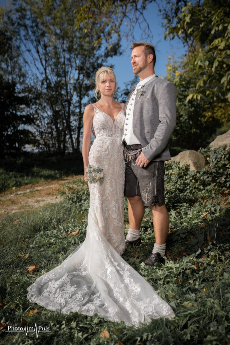 Jasmin und Johannes vor einem Granitfelsen, Brautkleid mit Schleppe