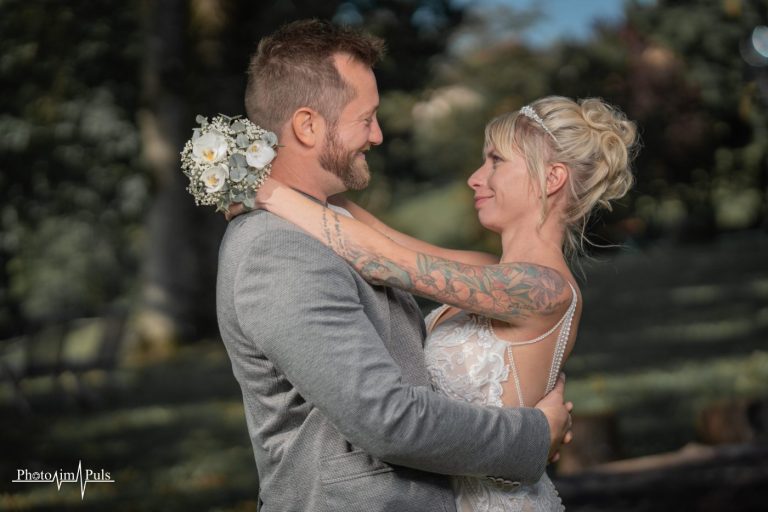 Jasmin legt die Arme um Johannes' Hals