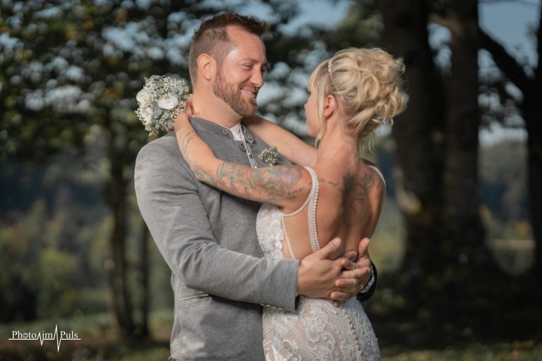 Jasmin und Johannes lachen sich an, Brautstrauß in der Hand