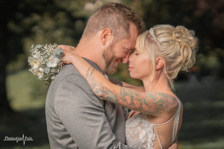 Jasmin und Johannes eng umschlungen unter Bäumen