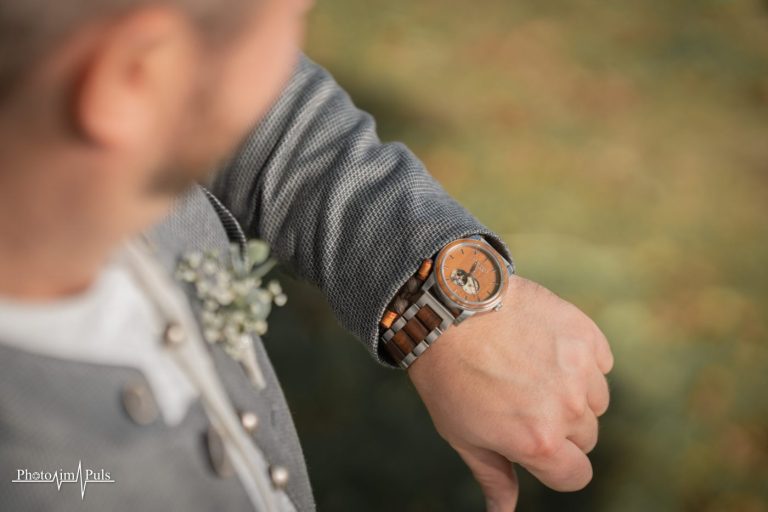 Detail: Armbanduhr und Anstecker am Trachtenjanker